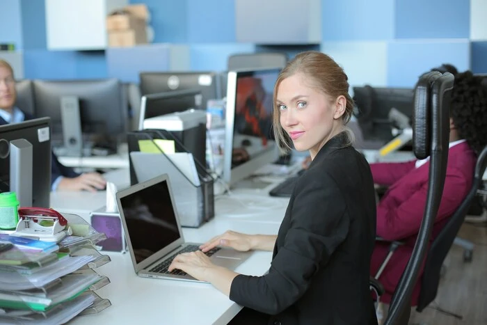 De Cruciale Rol van een IT Servicedesk Medewerker in de Moderne Zakelijke Wereld Wat doet een IT Servicedesk Medewerker precies